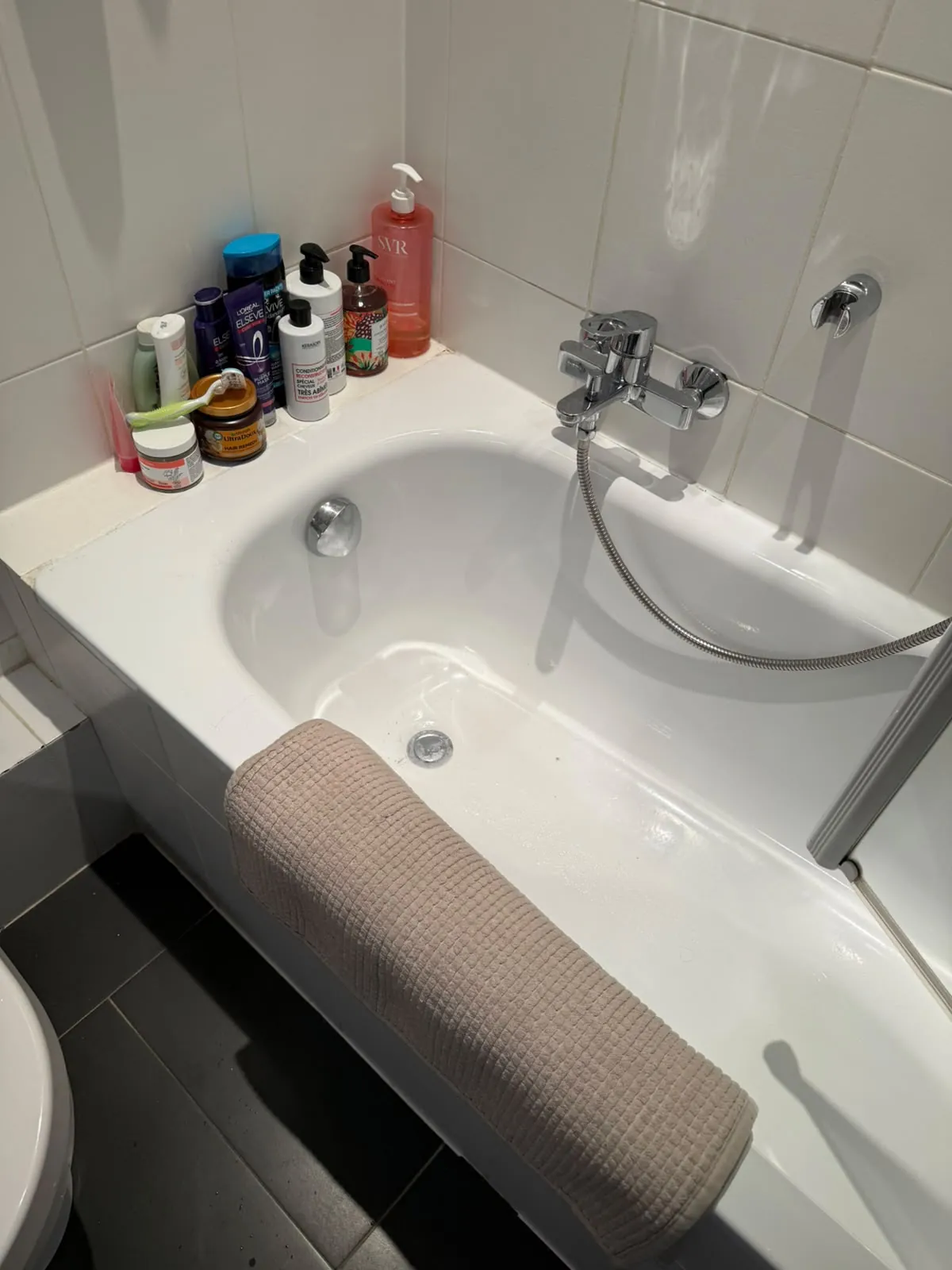 Baignoire avec robinet mitigeur