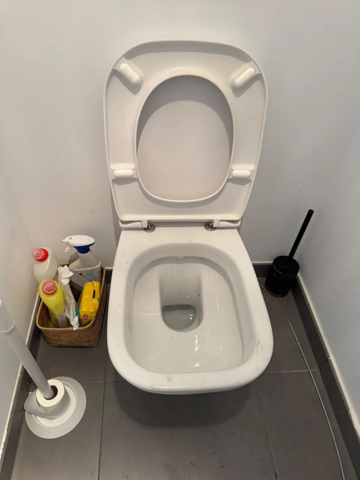 Le même WC après le débouchage, cuvette propre et eau à niveau normal