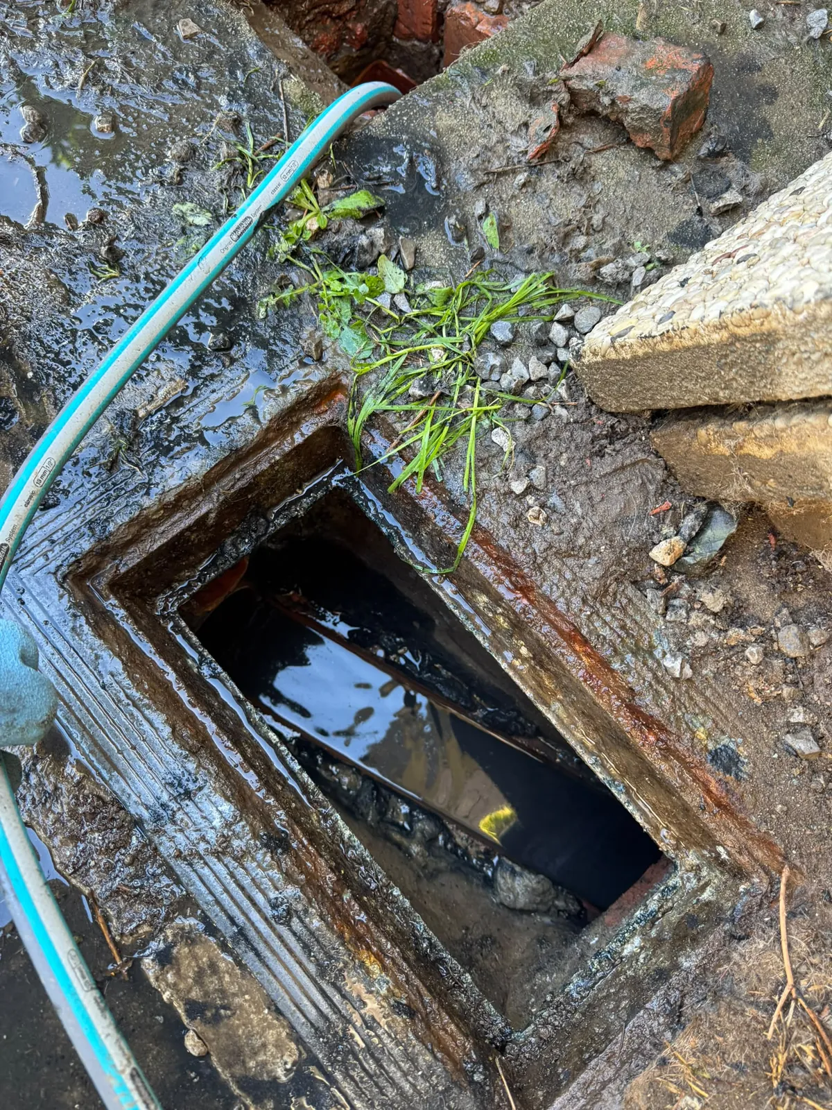 Chambre de visite remplie d'eau usée : l'égout de la maison est bouché